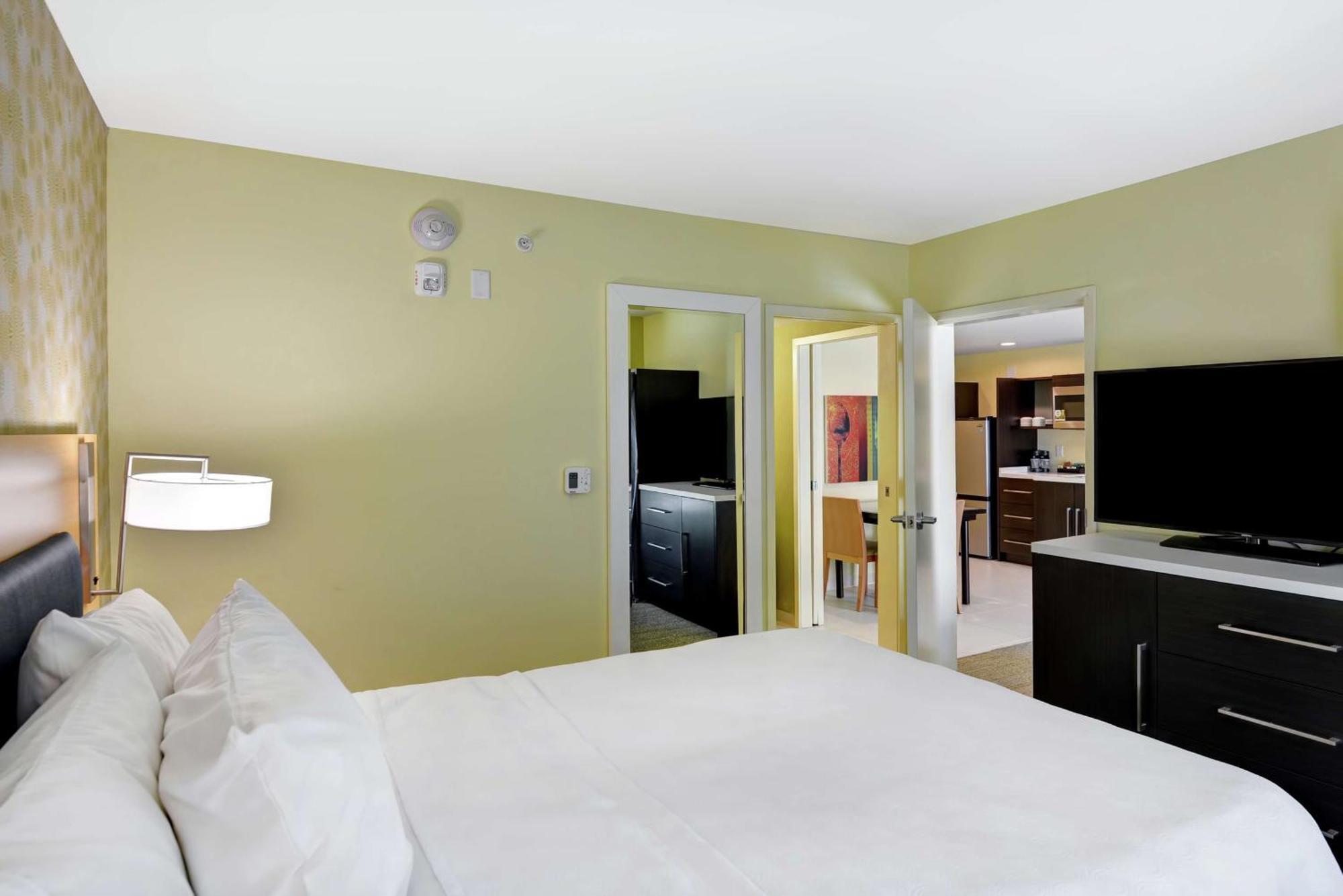 Queen Suite - Hearing Access/Non-Smoking